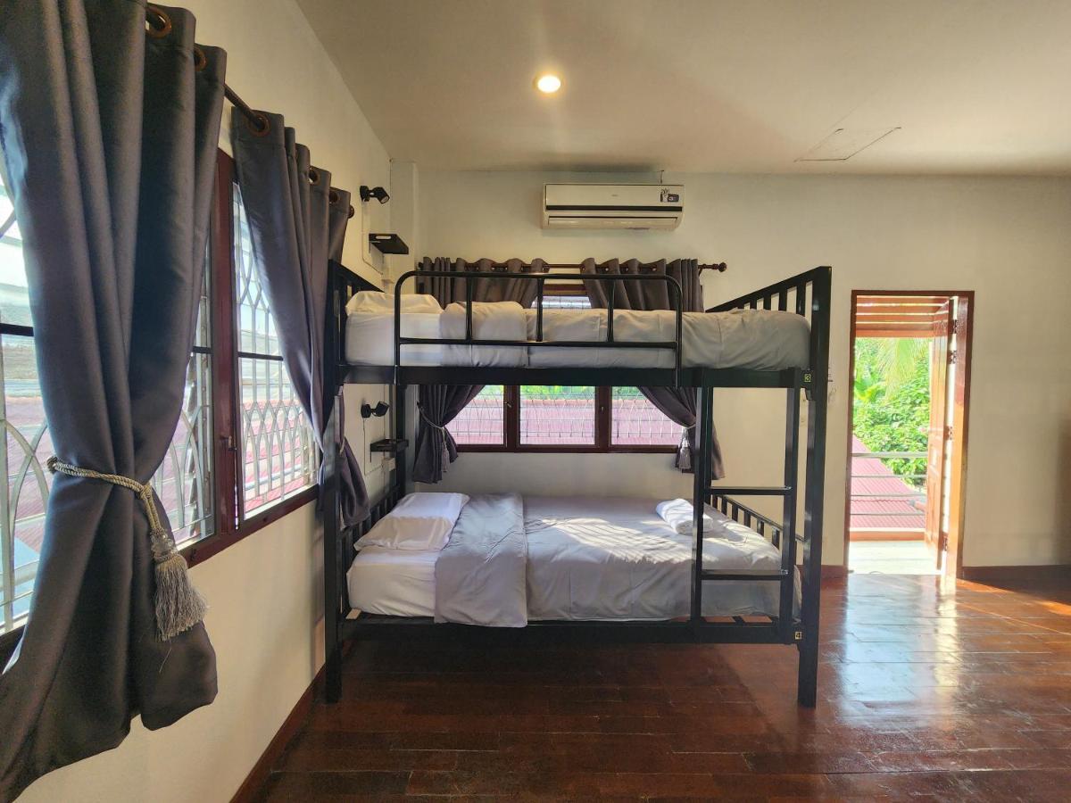 Blue Moon House - A Budget Hostel For Easy Travellers チエンマイ エクステリア 写真