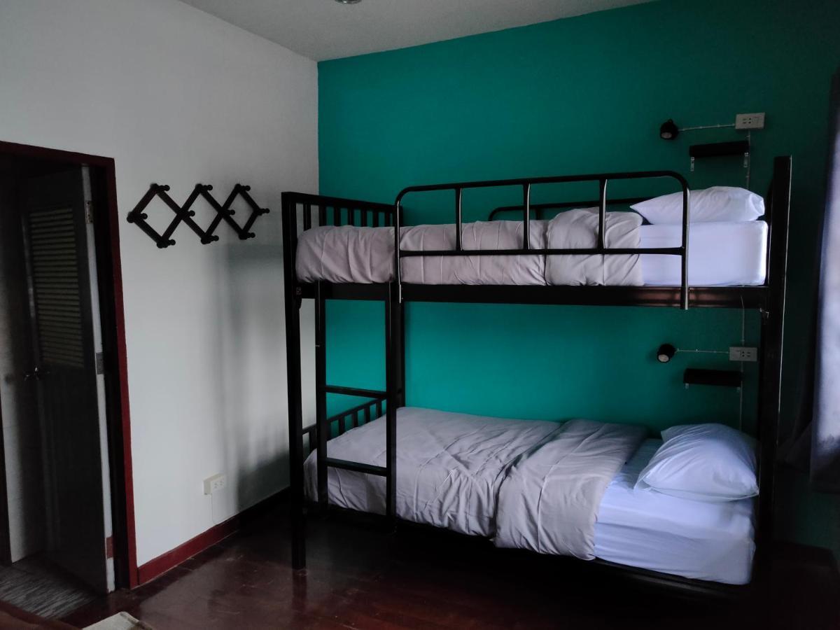 Blue Moon House - A Budget Hostel For Easy Travellers チエンマイ エクステリア 写真