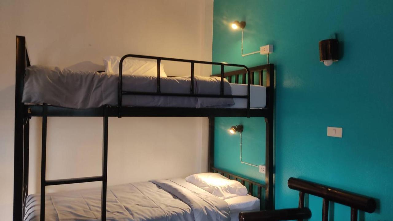 Blue Moon House - A Budget Hostel For Easy Travellers チエンマイ エクステリア 写真