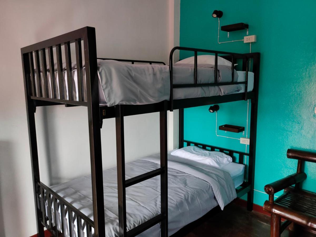 Blue Moon House - A Budget Hostel For Easy Travellers チエンマイ エクステリア 写真