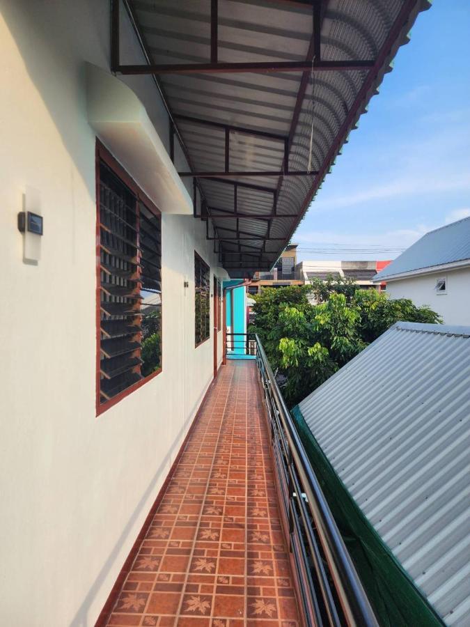 Blue Moon House - A Budget Hostel For Easy Travellers チエンマイ エクステリア 写真