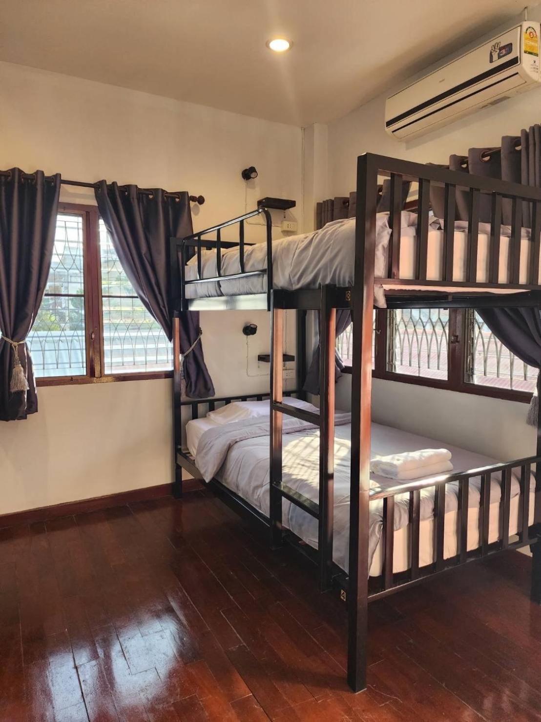 Blue Moon House - A Budget Hostel For Easy Travellers チエンマイ エクステリア 写真